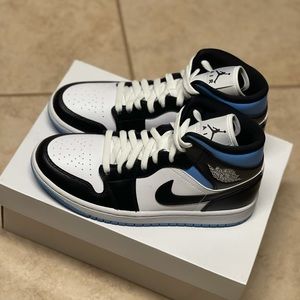 Air Jordan 1 Mid ‘University Blue’